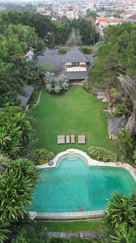 Propriété avec grand jardin et piscine, vue plongeante par drone