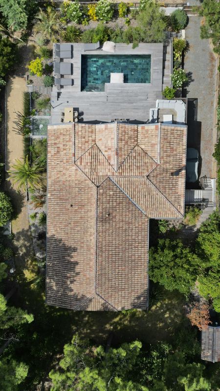 Toiture et piscine d'une maison vues à la verticale par drone