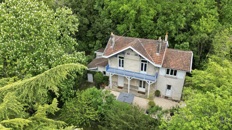 Maison de maître au cœur d'un parc boisé, photographie immobilière par drone