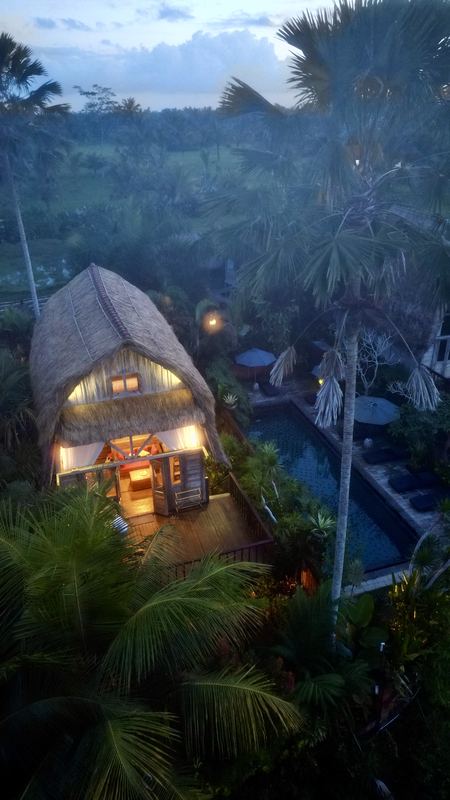 Maison éclairée à la tombée de la nuit, vue aérienne par drone