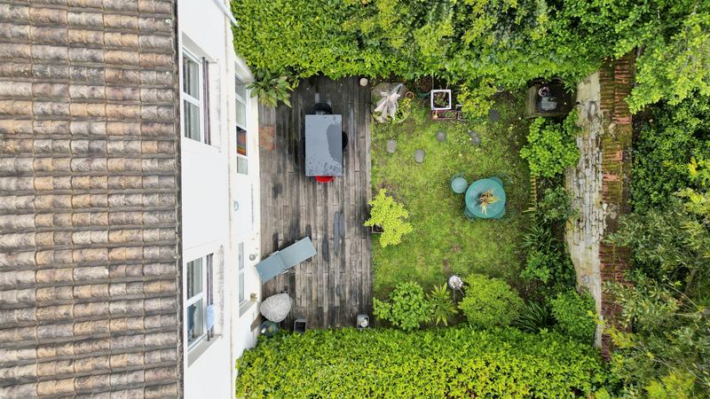 Jardin et terrasse d'une maison de ville vus du ciel par drone