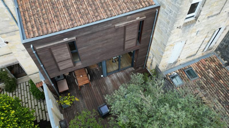 Maison contemporaine avec terrasse en bois, vue par drone
