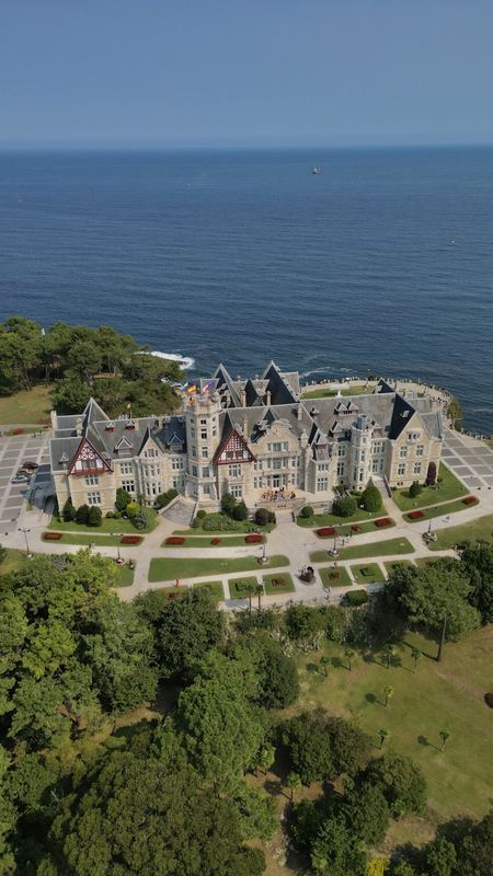 Château en bord de mer, vue aérienne par drone