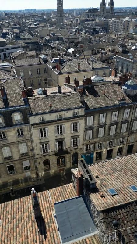 Toits du centre historique de Bordeaux, vue aérienne par drone