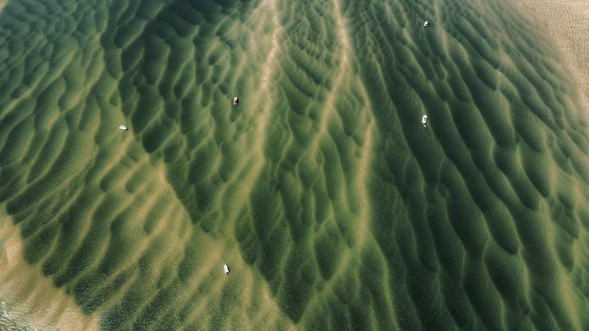 Bancs de sable immergés et bateaux sur le Bassin d'Arcachon, vue aérienne par drone