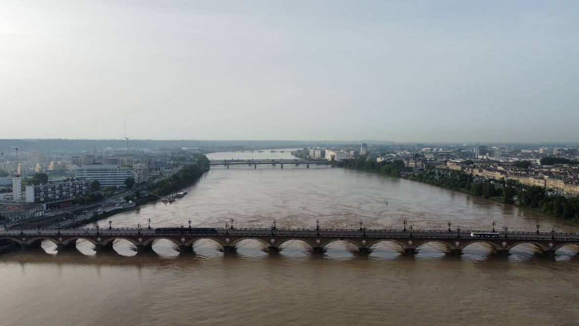 Le pont de pierre et la Garonne à Bordeaux, vue aérienne par drone