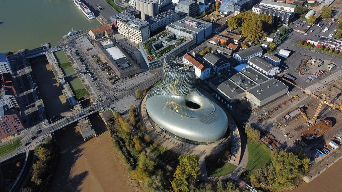 La Cité du Vin au bord de la Garonne à Bordeaux, vue par drone