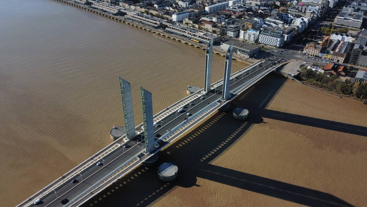 Le pont Chaban-Delmas enjambant la Garonne à Bordeaux, vue aérienne