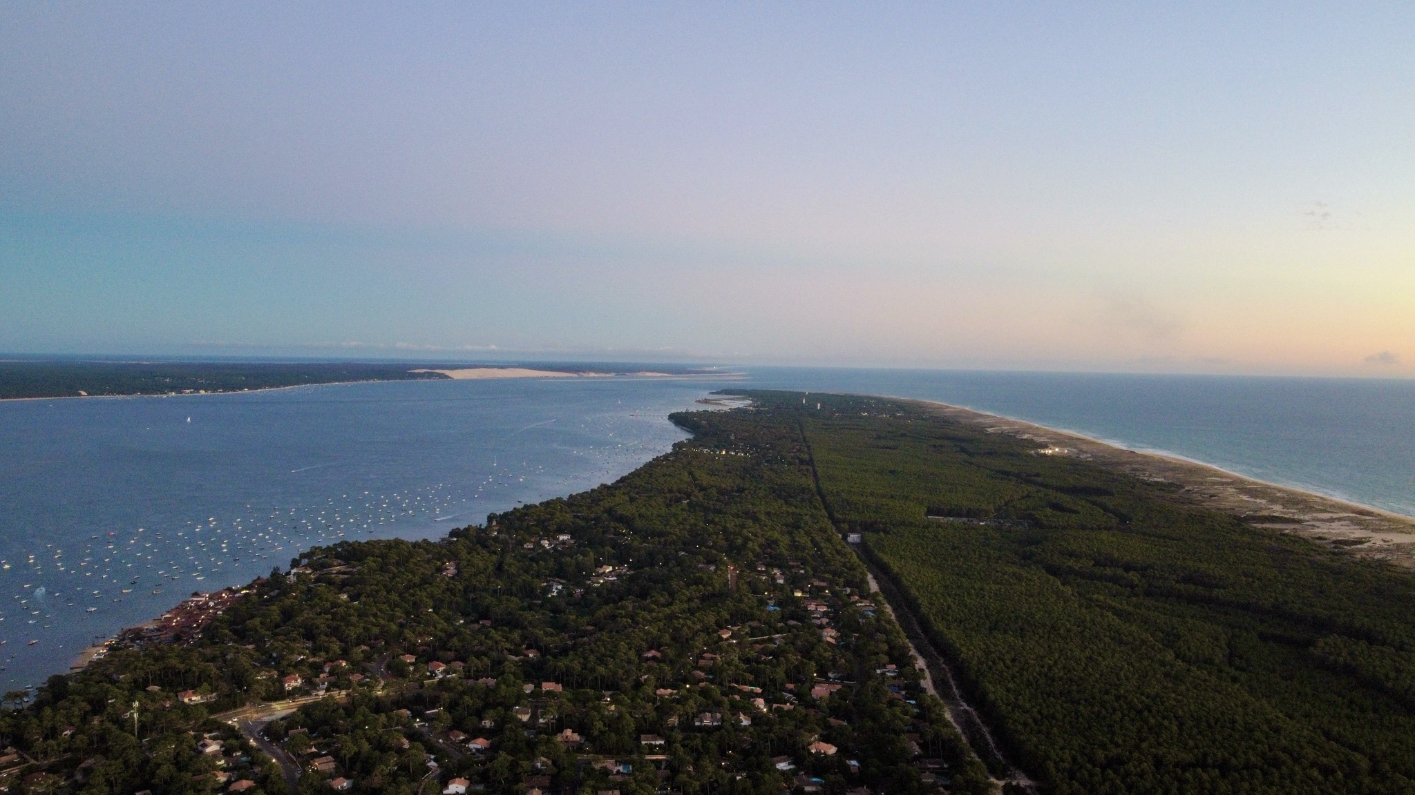 La presqu'île du Cap Ferret au coucher du soleil, photographiée par drone