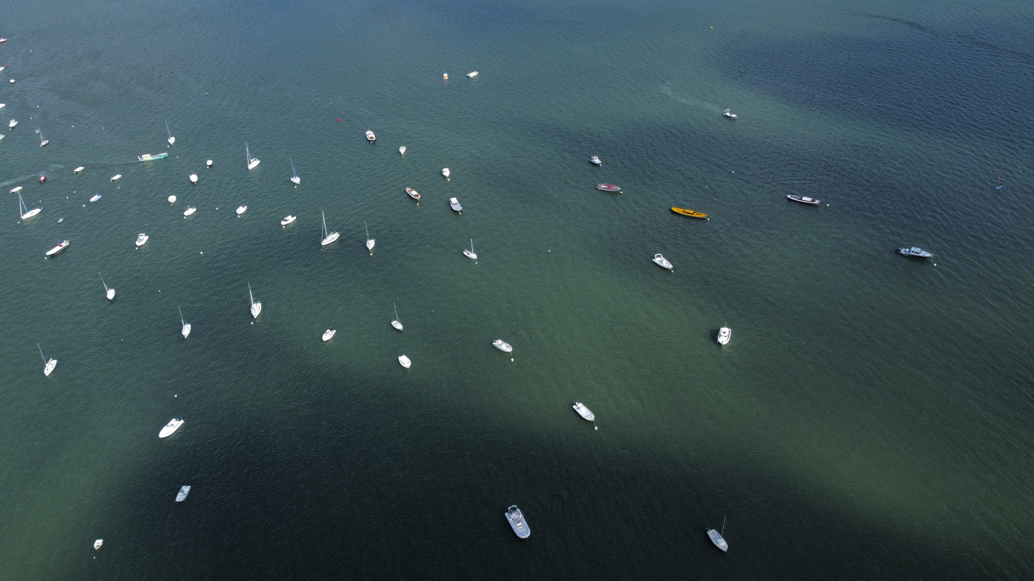 Bateaux au mouillage sur les eaux turquoise du Bassin d'Arcachon