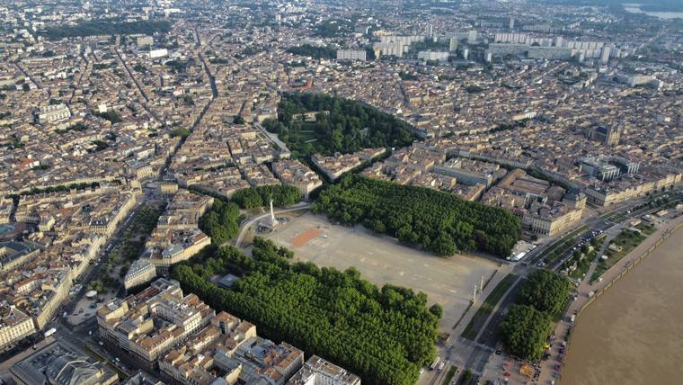Toits de Bordeaux et bord de Garonne, vue aérienne par drone