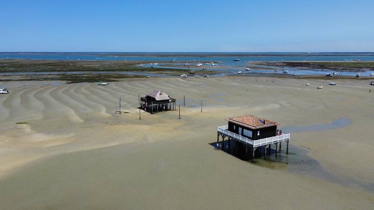 Cabanes tchanquées du Bassin d'Arcachon à marée basse, vues par drone