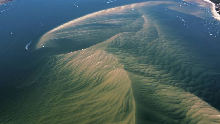 Banc de sable sculpté par les courants dans le Bassin d'Arcachon, vue aérienne par drone