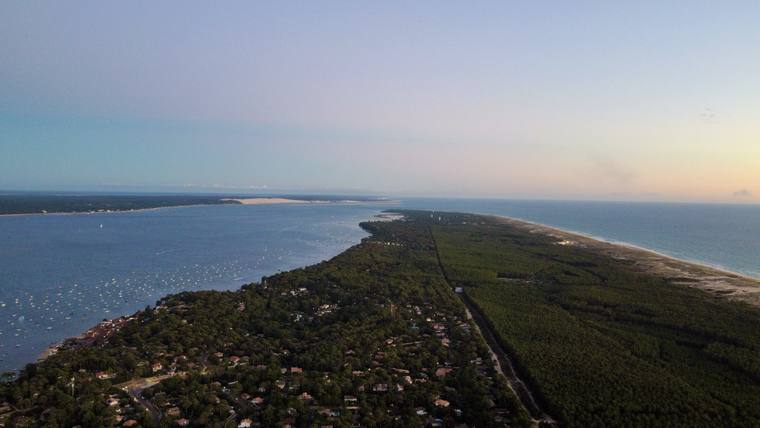 La presqu'île du Cap Ferret au coucher du soleil, entre océan et Bassin d'Arcachon
