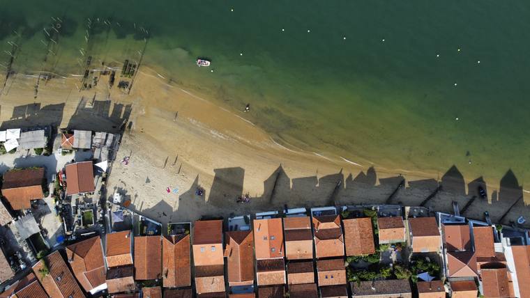 Maisons ostréicoles du Cap Ferret au bord de l'eau, vue du ciel par drone