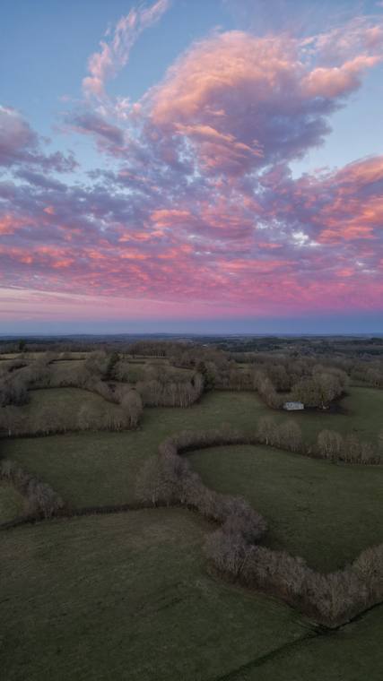 Ciel rose au coucher du soleil sur la campagne, photo par drone