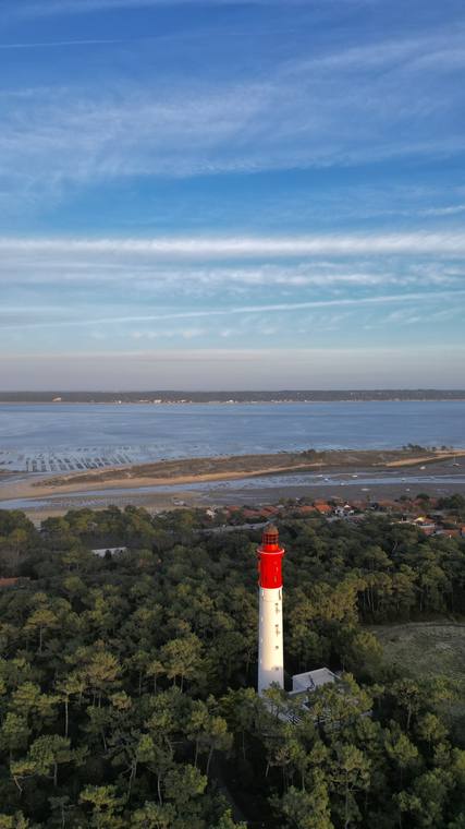 Phare du Cap Ferret dominant les pins et le Bassin d'Arcachon, vue par drone