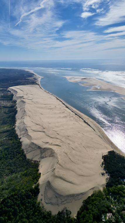 La Dune du Pilat vue d'en haut par drone, entre forêt et océan