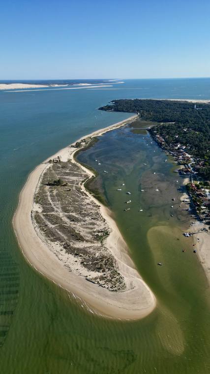 Flèche de sable à la pointe du Cap Ferret, vue aérienne verticale par drone