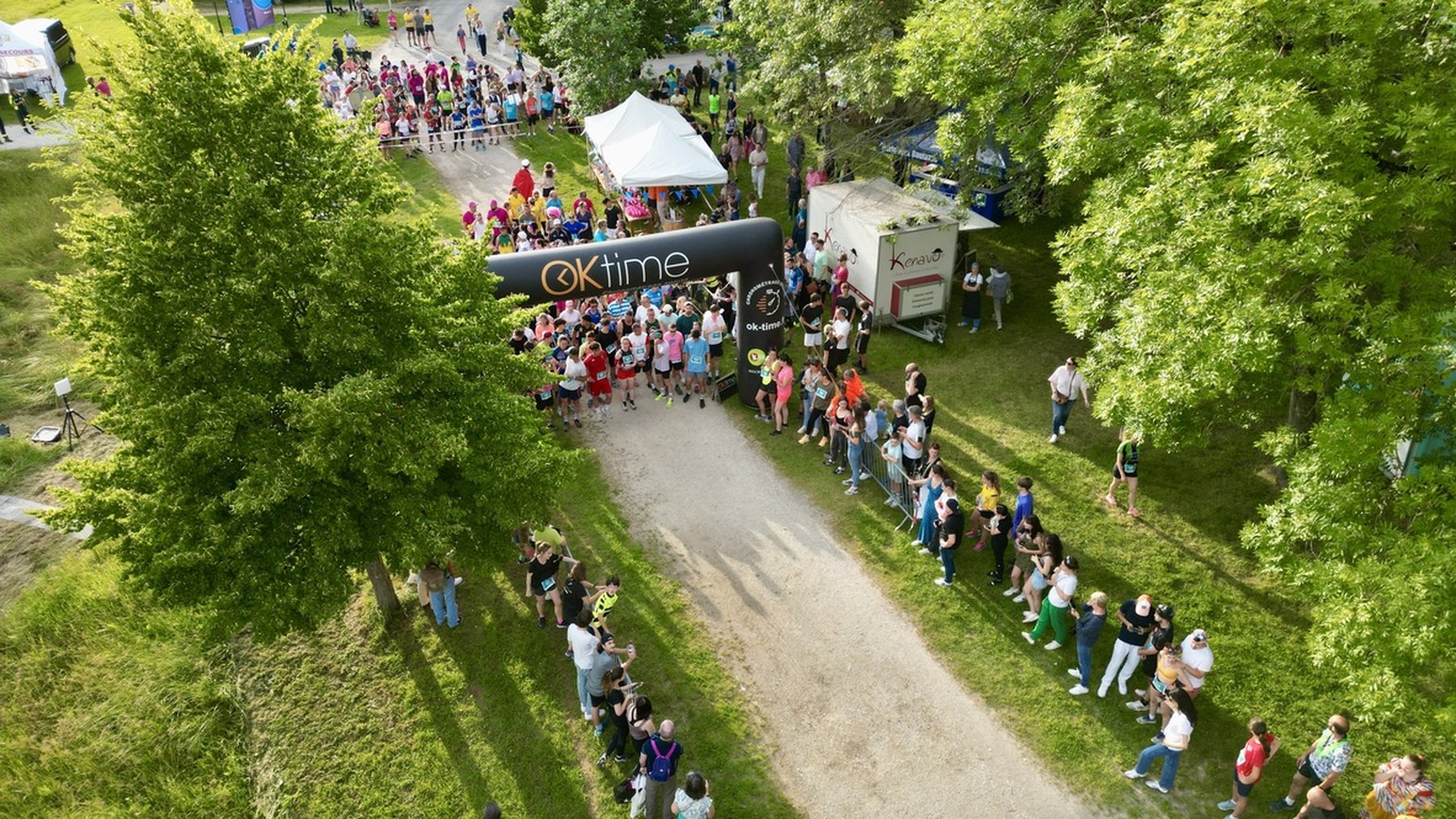 Course à pied filmée par drone, vidéo aérienne d'événement sportif