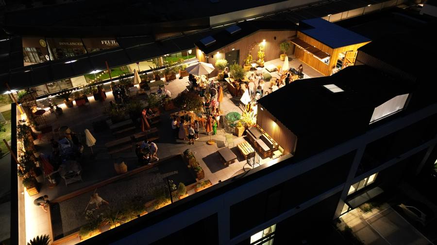 Soirée festive sur une terrasse en hauteur, vue aérienne par drone