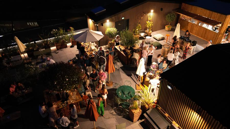 Invités d'une soirée sur un rooftop, photographiés par drone