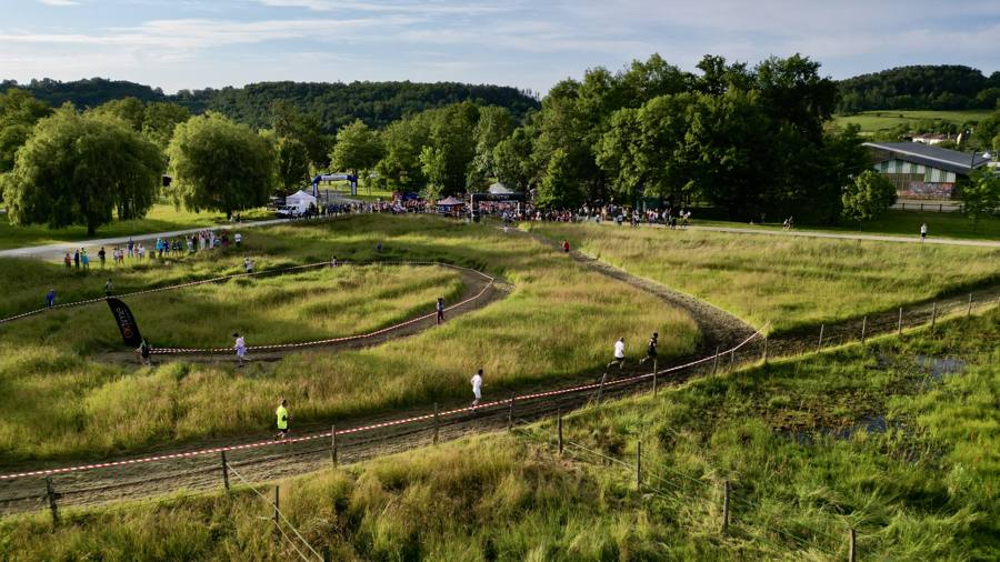 Coureurs sur un parcours à travers les prés, vue aérienne par drone